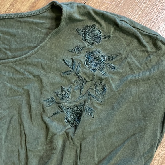 Maternity a:glow green tunic. Size medium. Embroidered on shoulders. - Picture 3 of 8